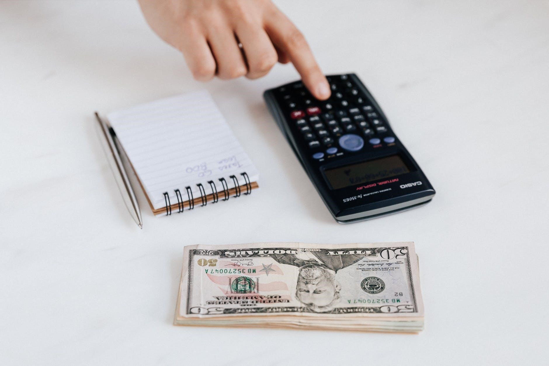 Para encontrar a melhor taxa de juros, é muito importante realizar simulações em diferentes bancos e financeiras